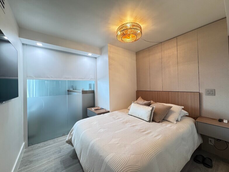 Building Photo - 1000 West Ave