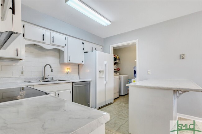 Building Photo - 250 Garden Cir