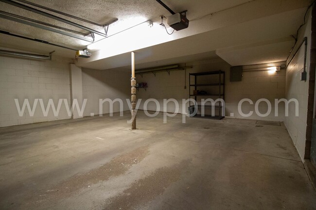 Building Photo - Must See! Well maintained 3 Bedrooms 2.5 B...