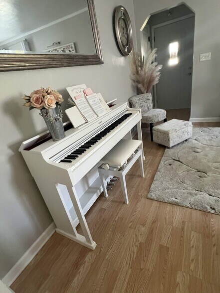 Building Photo - 5726 Lincoln Ave