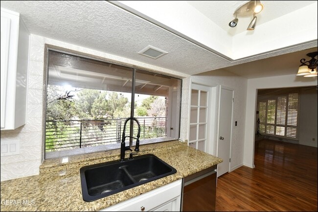 Building Photo - 5852 Mira Serena Dr