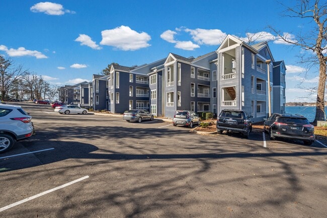 Building Photo - 372 Northwest Dr