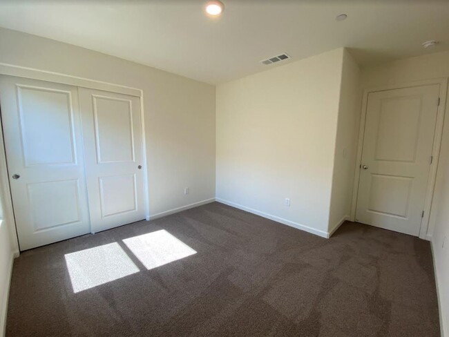 Building Photo - 1334 Ridge Dr