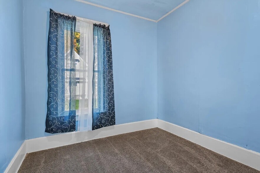 bedroom - 130 Seymour St