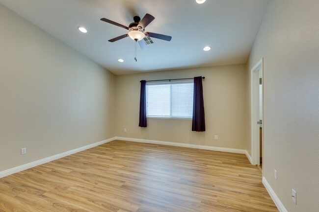 Building Photo - Single story 3 bedroom home in a lovely NW community