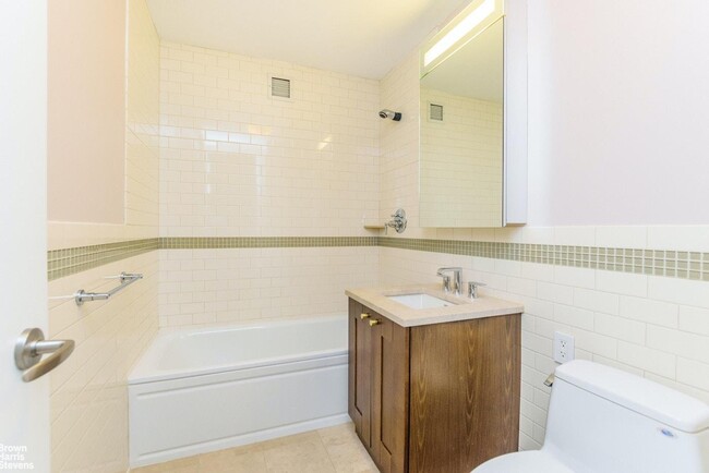 Building Photo - 640 W 237th St
