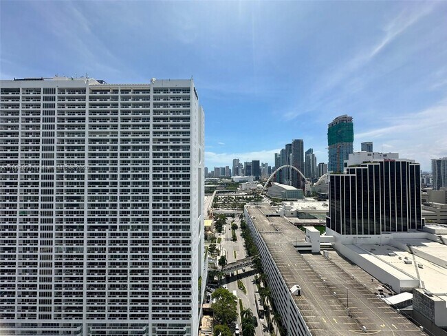 Building Photo - 1750 N Bayshore Dr