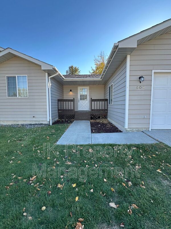 Building Photo - 608 Swan Ct