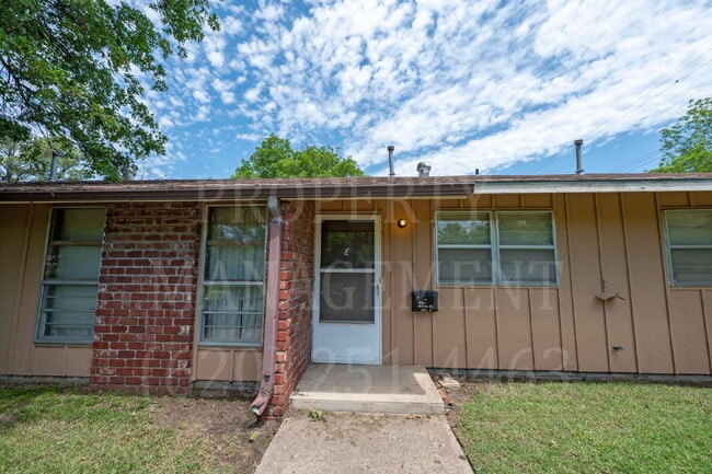 Primary Photo - Charming 2-Bedroom Oasis in the Heart of C...