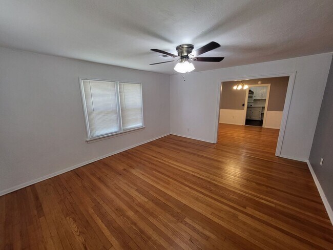 Building Photo - 3 bedroom 1 bathroom house with garage and...