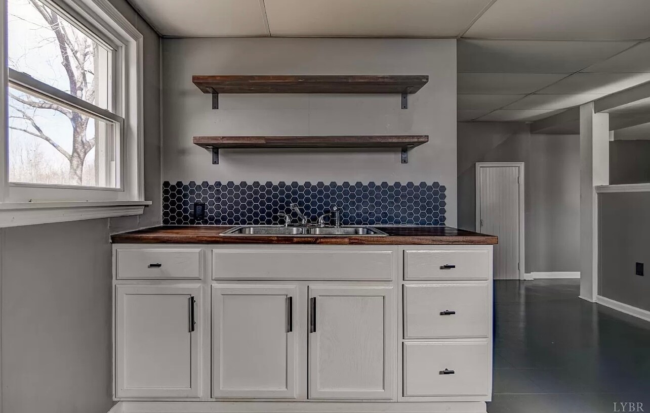 Building Photo - 246 Poor House Rd