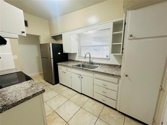 Building Photo - 6033 Balboa Dr