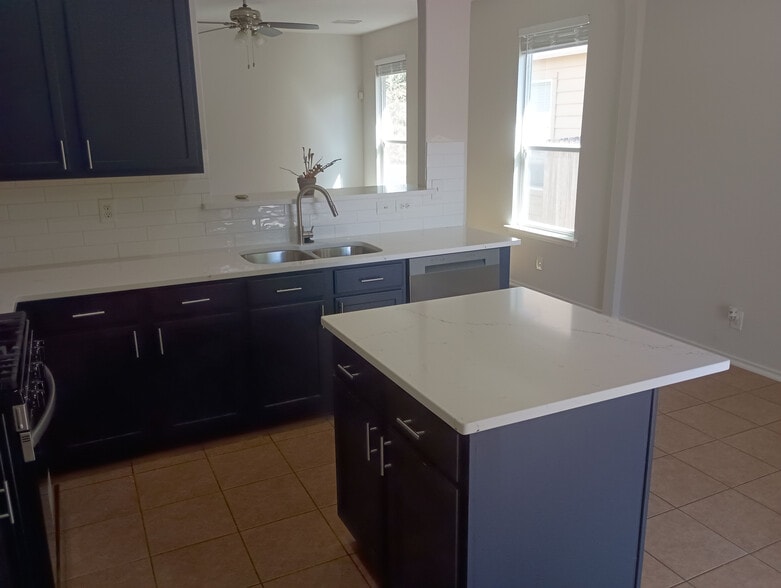 Building Photo - Room in House on Katherine Way