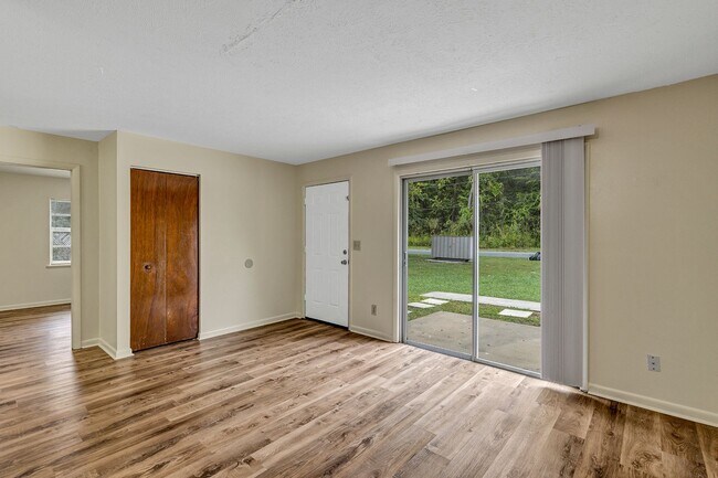 Building Photo - Charming 2-Bedroom Apartment for Rent – Great Location in Ocala! Deposit-Free Move-In Available!