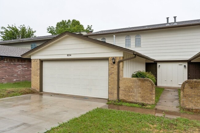 Building Photo - 3 bedroom 2.5 bath - NW Highway and Rockwell