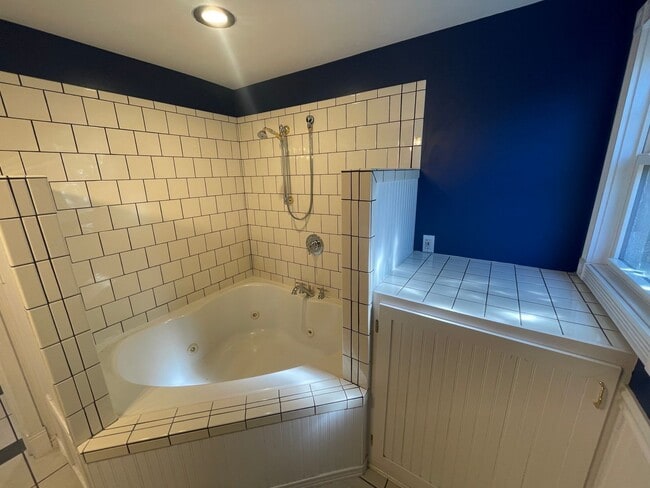 Building Photo - Stunning 3 bedroom/ 2 bath Victorian 2 sto...
