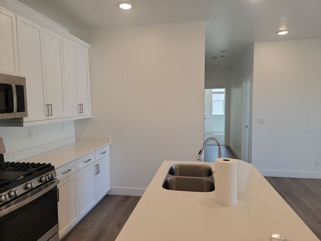 Building Photo - Stylish Desert Color 2 Bedroom Condo. Wash...