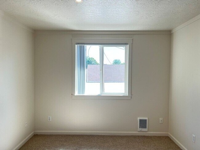 Building Photo - 1288 E Santiam St