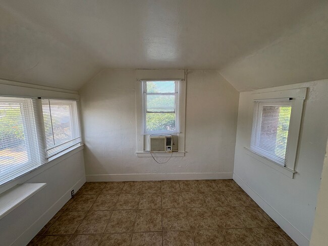 Building Photo - Cozy Upstairs Unit in Dinuba Near Shopping...