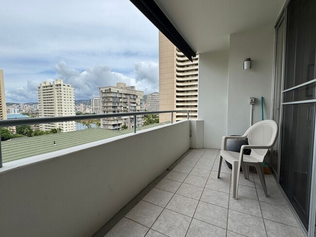 Building Photo - Spacious 2 Bed/2 Bath/2 Lanai Furnished Penthouse Unit at Kaiolu Sunrise