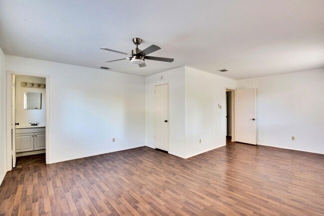 Building Photo - 8002 Croftwood Dr