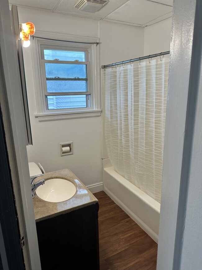 Building Photo - 1608 Main St