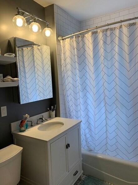 Building Photo - 34 Ash St