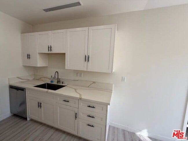 Building Photo - 1413 N Avon St