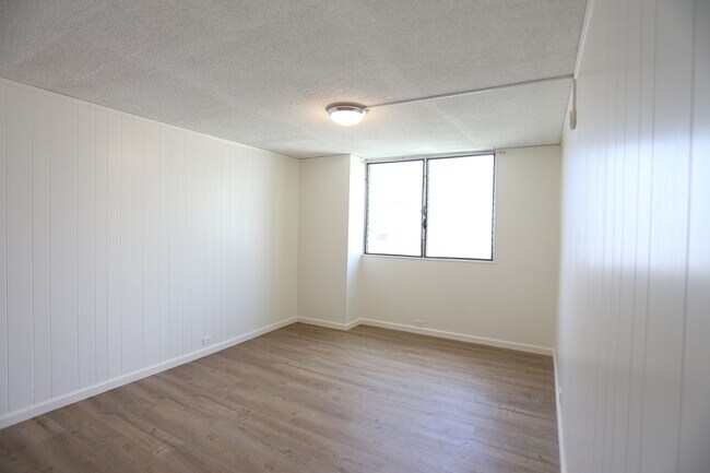 Building Photo - Liliuokalani Plaza – 2 bedroom, 2 bath wit...