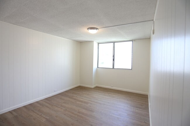Building Photo - Liliuokalani Plaza – 2 bedroom, 2 bath with 1 covered parking