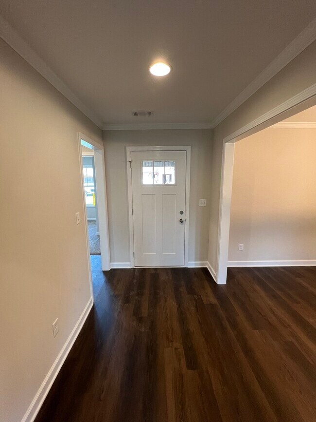 Building Photo - FIRST MONTH'S RENT FREE!