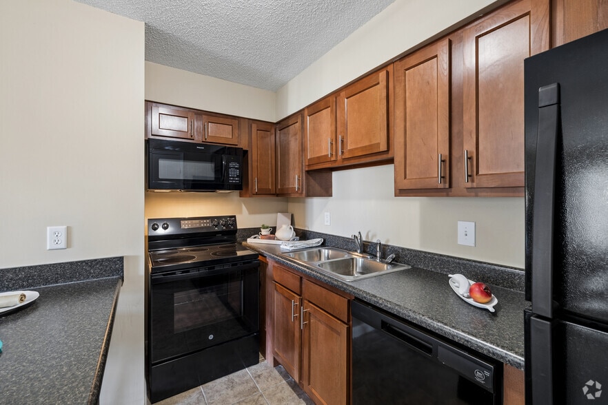 1BR, 1BA - 630SF - Kitchen - Hillcrest Estates
