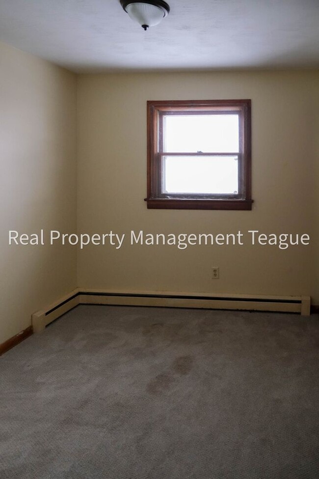 Building Photo - Charming 3 bedrooms in Rensselaer