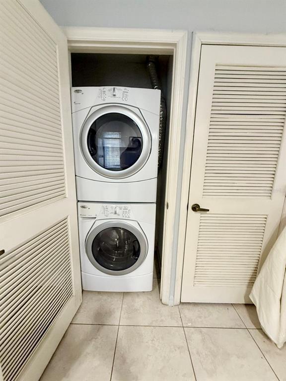 Building Photo - 4562 Yellowgold Rd E