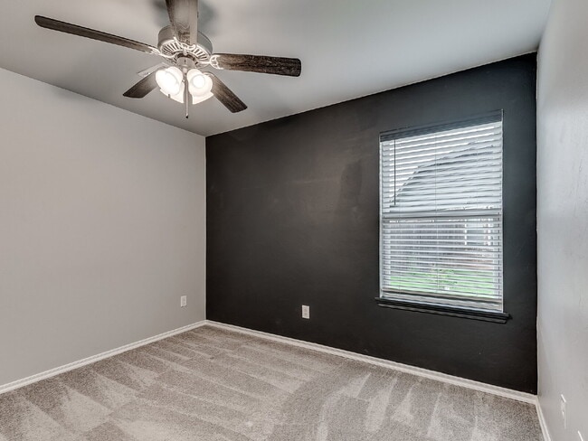 Building Photo - Modern Home on Large Lot!