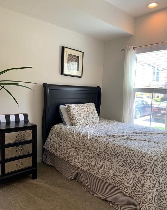 Building Photo - Captivating 3 BR/3 BA Townhome in Glen Bur...