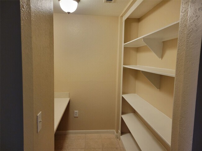 Building Photo - 7575 Kirby Dr
