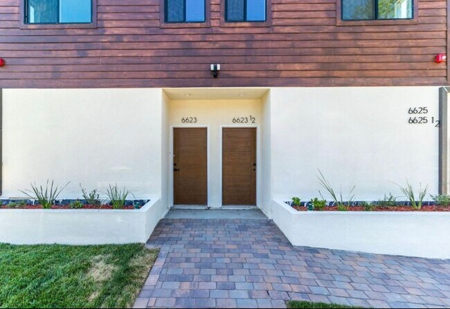 Building Photo - 4BR 3Ba Modern Townhome in Prime NOHO
