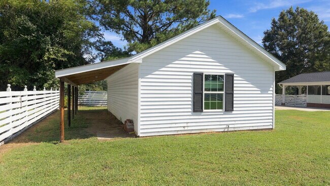 Building Photo - 695 Old Rte 22