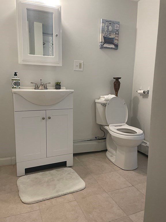 Building Photo - 27 Snell St