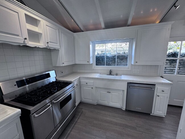Building Photo - Single Story Cottage on Lido Isle!