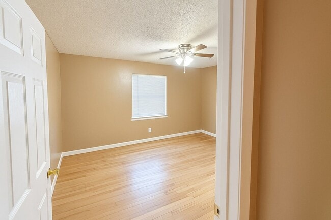 Building Photo - 822 Bandera Ln