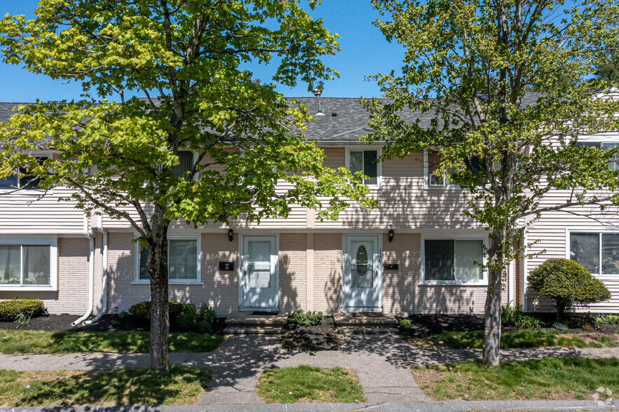 Primary Photo - Chestnut Place Townhomes