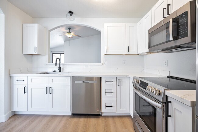 Building Photo - Beautiful home in gated community in Ahwatukee now available!