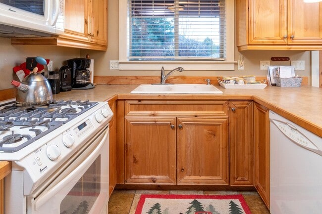 Building Photo - Beautiful Awbrey Butte ADU cottage w attac...