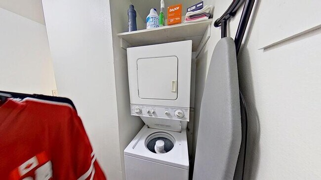 Building Photo - 6800 E Tennessee Ave