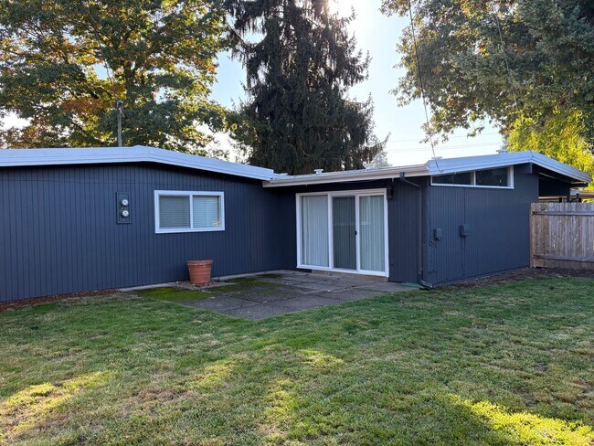 Building Photo - Beautifully updated 2 bedroom 1 bath duple...