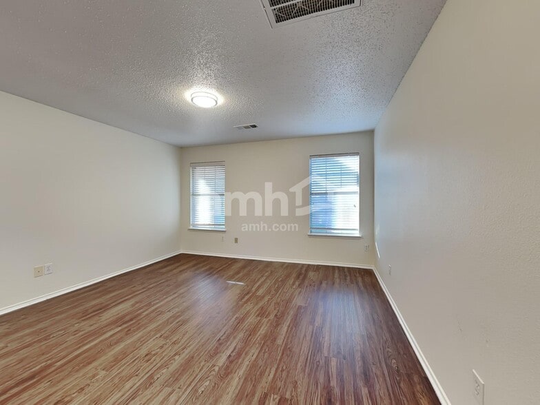 Building Photo - 717 Timber Trl