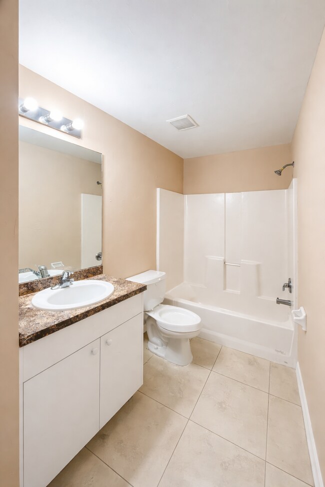 Building Photo - Central located 3 bed 2 bath duplex- 1 car garage