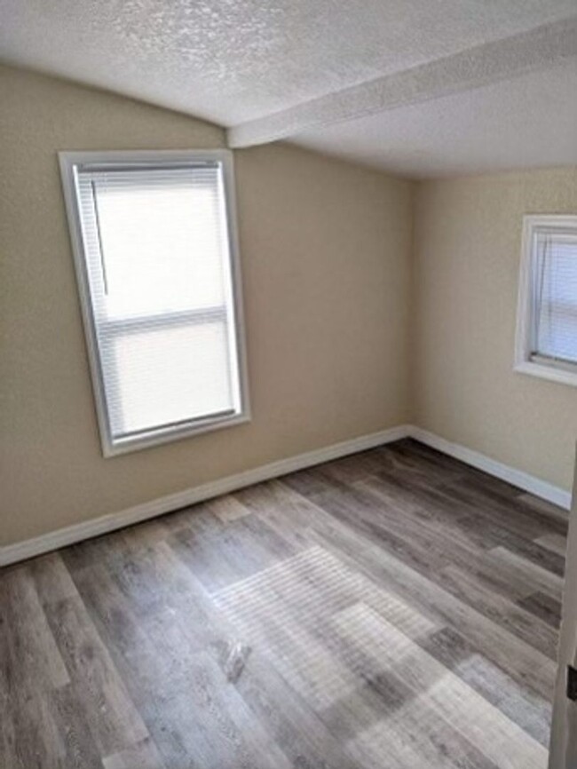 Building Photo - 1/1 remodeled Cottage with bonus room